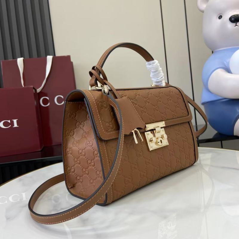 Женская сумка Gucci с замком и логотипом