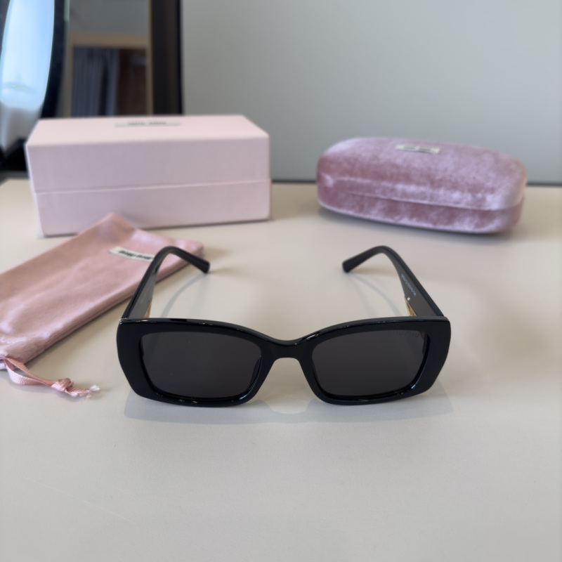 Черные солнцезащитные очки Miu Miu с декором