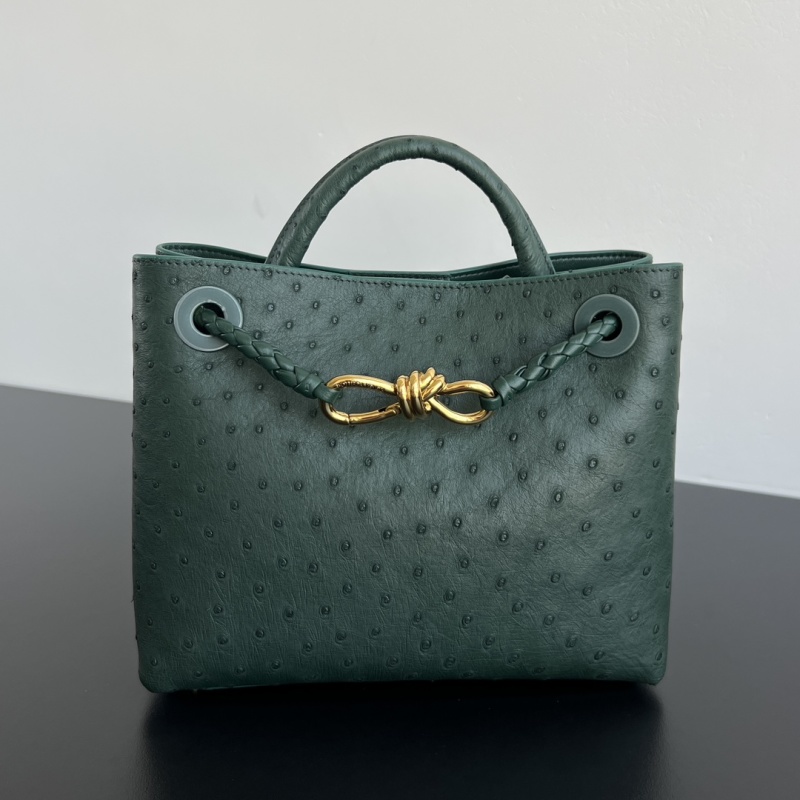 Сумка из страусиной кожи с узлом Bottega Veneta