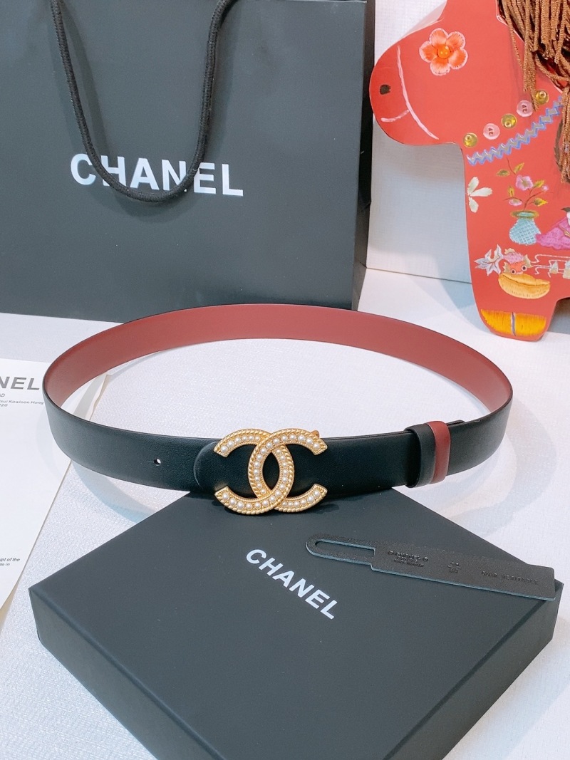 Ремень кожаный двусторонний с декоративной пряжкой Chanel