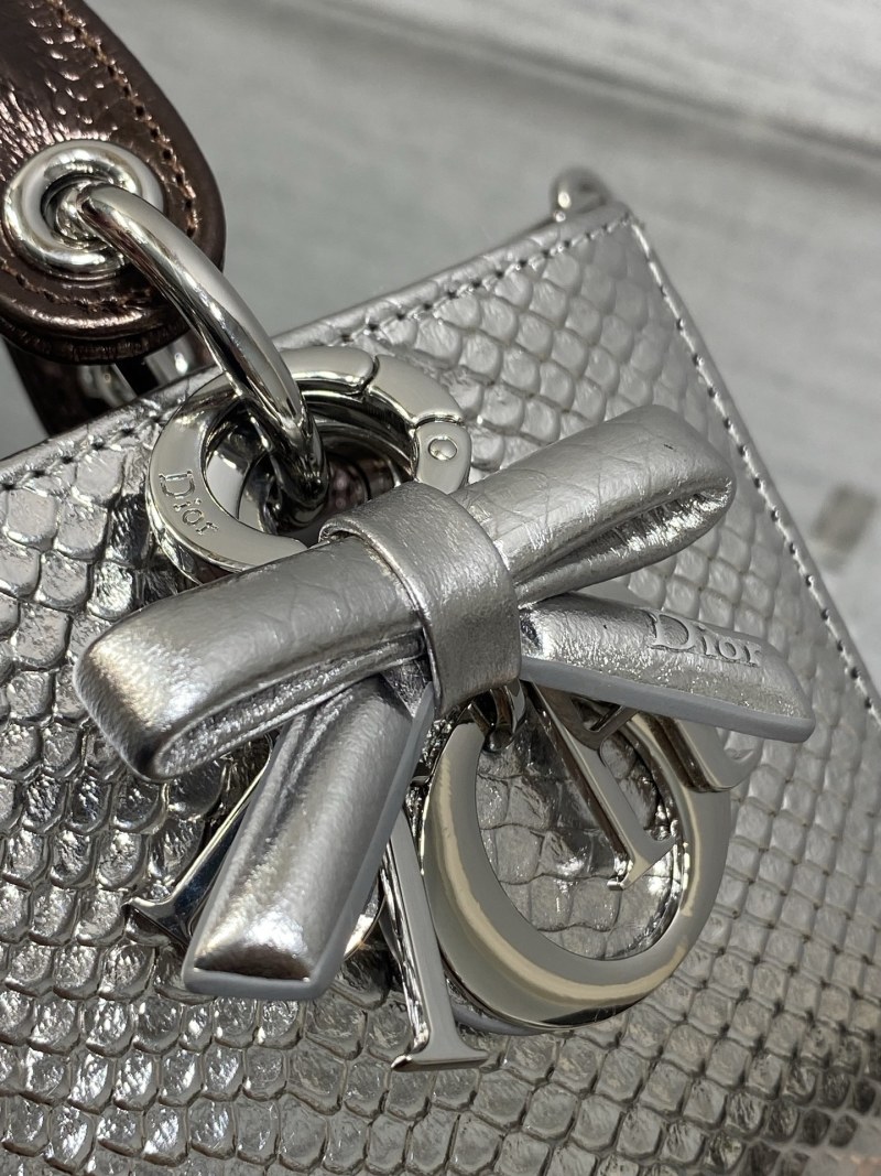 Сумка Dior Lady Dior с металлическим блеском