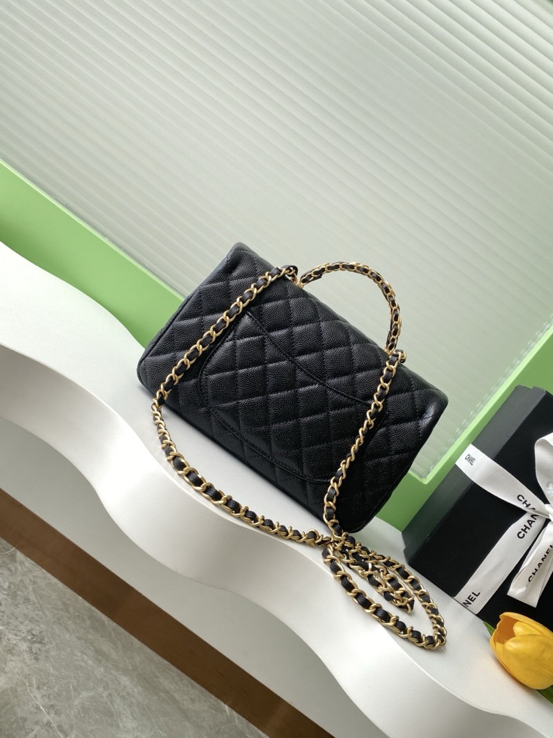 Черная сумка из зернистой кожи с золотой фурнитурой Chanel