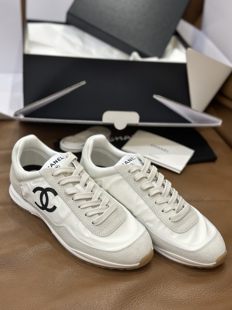 Женские белые кроссовки с логотипом Chanel