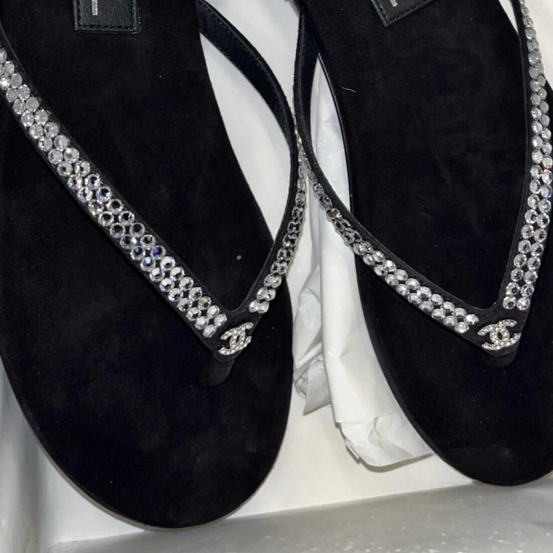 Chanel Черные шлепанцы со стразами