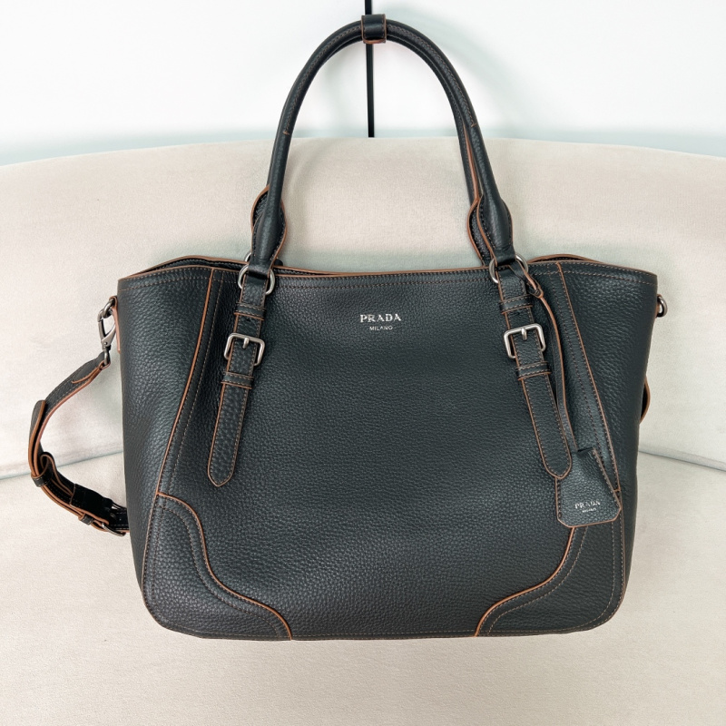 Чёрная сумка Prada с тиснёным узором