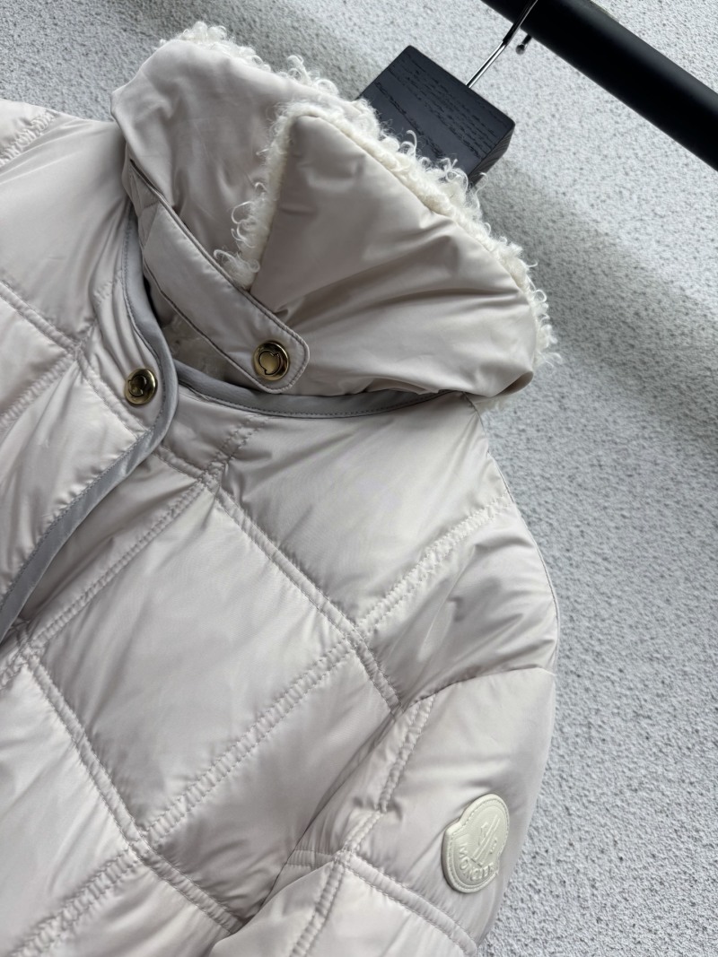 Зимняя куртка с меховым воротником Moncler