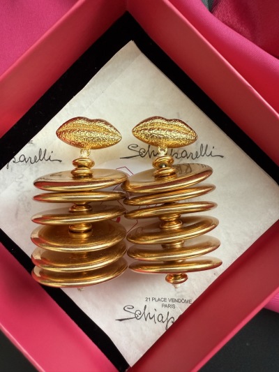 Серьги Schiaparelli в виде губ и стопок дисков