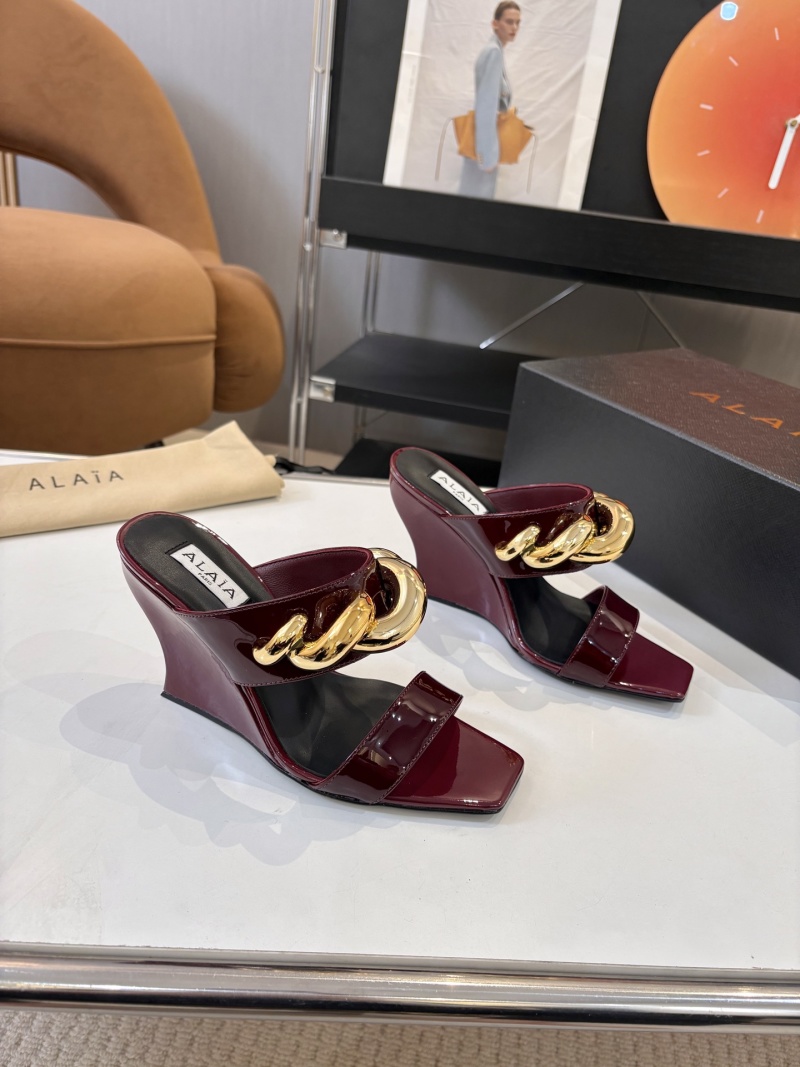 Мюли Alaïa с золотым декором