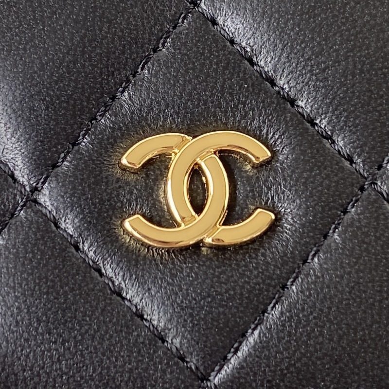 Черная стеганая сумка-клатч с цепочкой Chanel