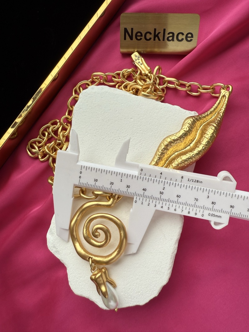 Нательное украшение с подвеской в виде губ Schiaparelli