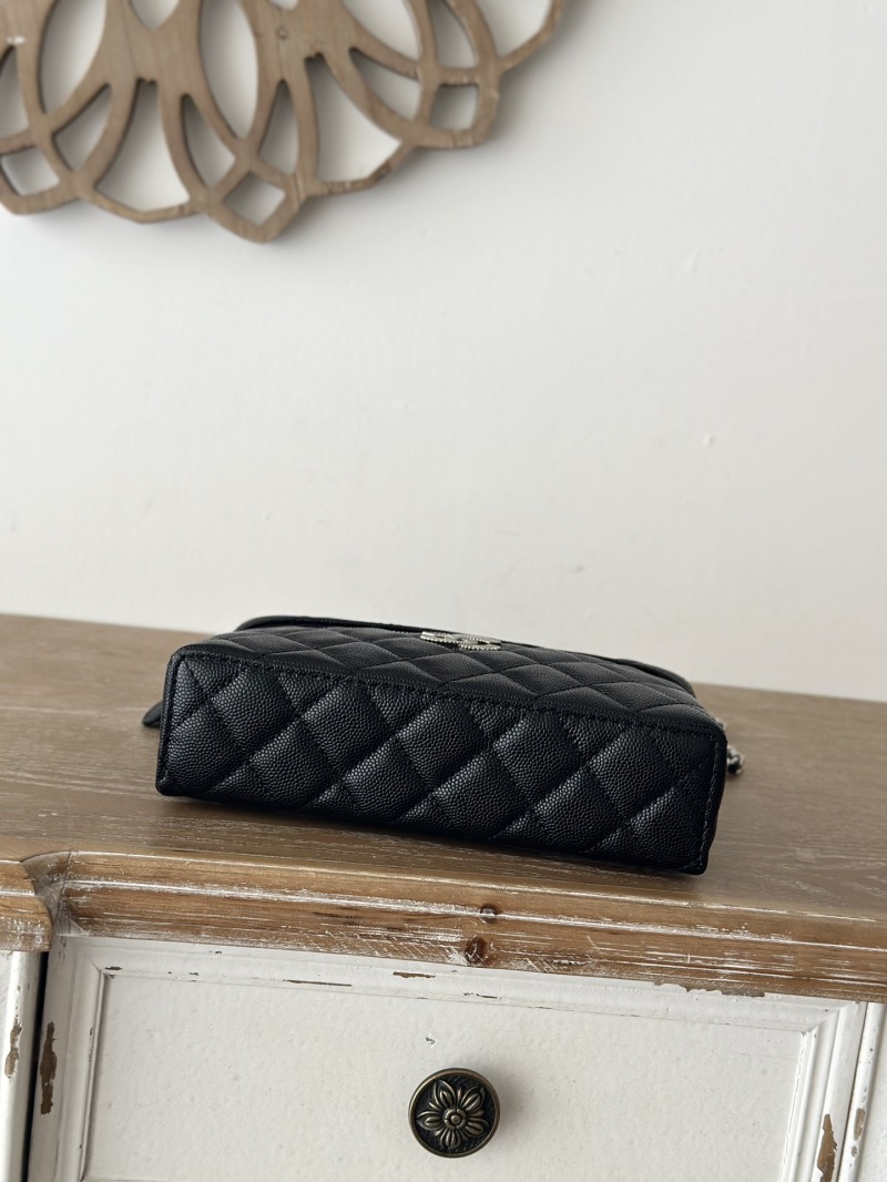 Черная сумка через плечо с цепочкой и логотипом Chanel