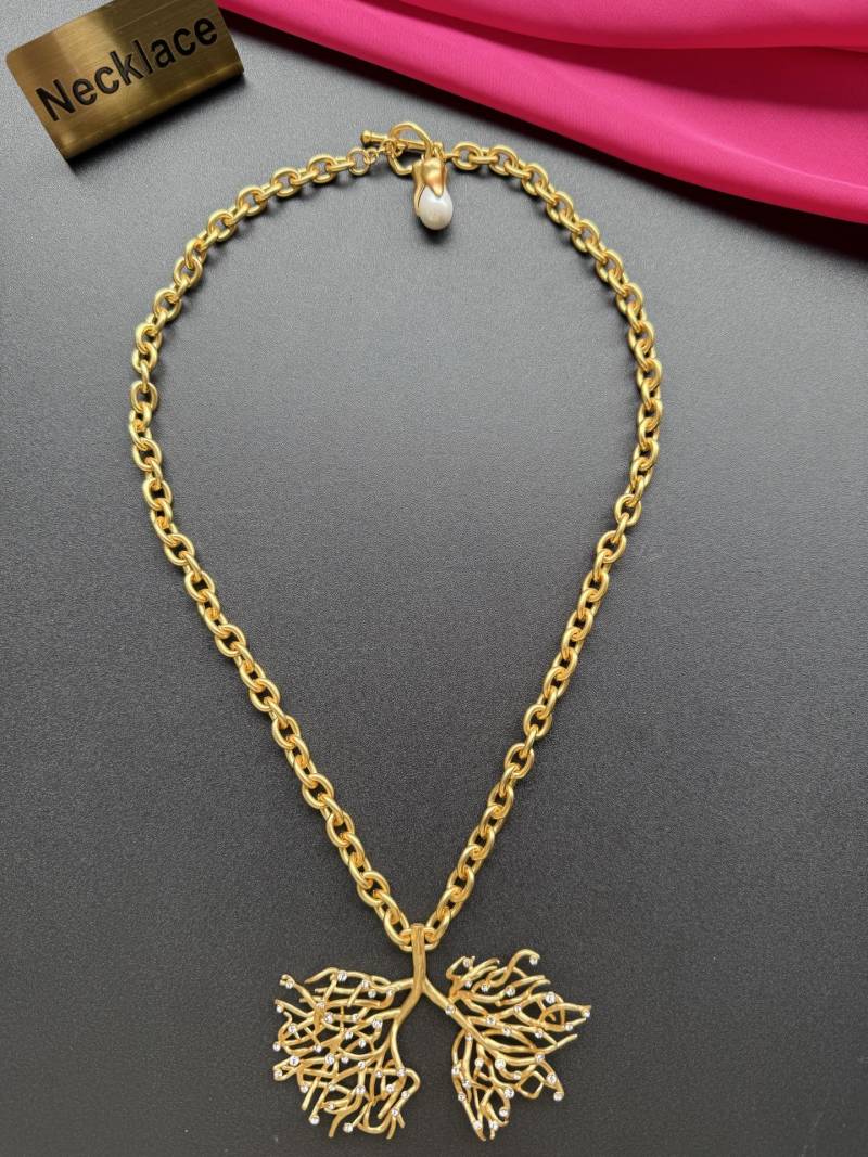 Золотистое колье с декоративным элементом в виде ветвей Schiaparelli