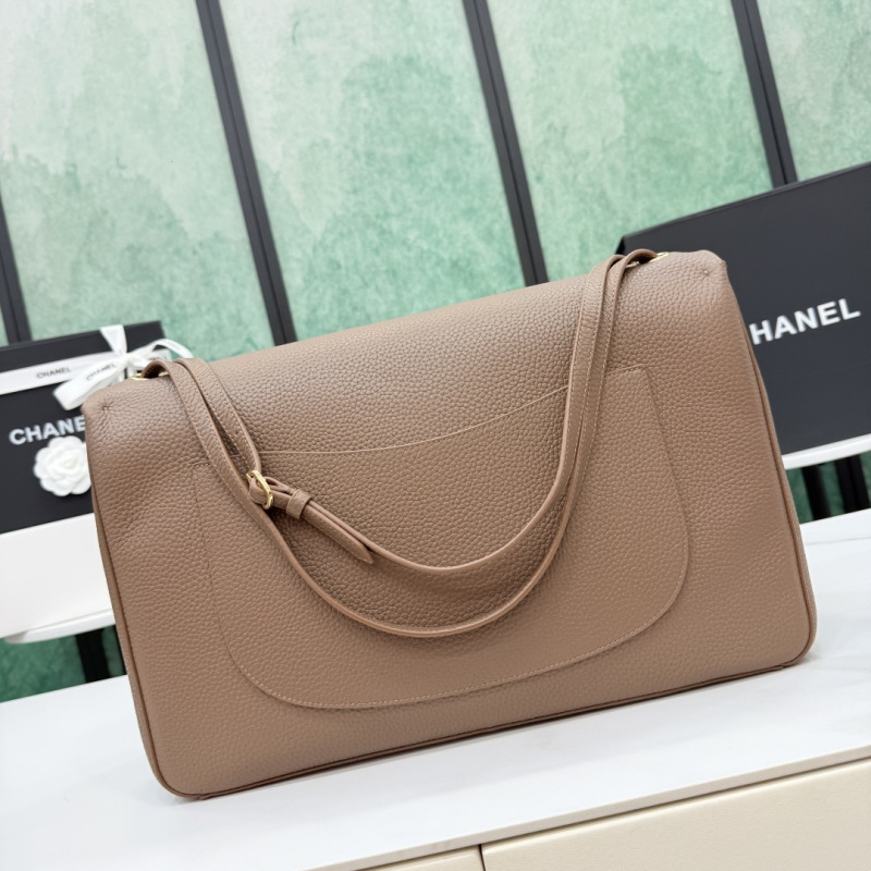 Сумка Chanel из зернистой кожи с золотой фурнитуро