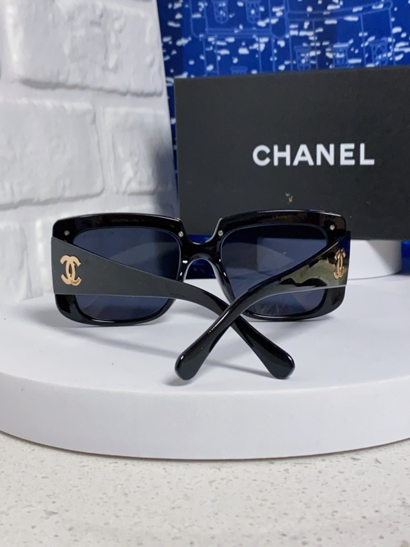 Солнцезащитные очки Chanel черные квадратные женские