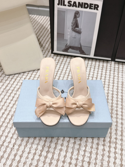 Женские шлепанцы на высоком каблуке с бантом Prada