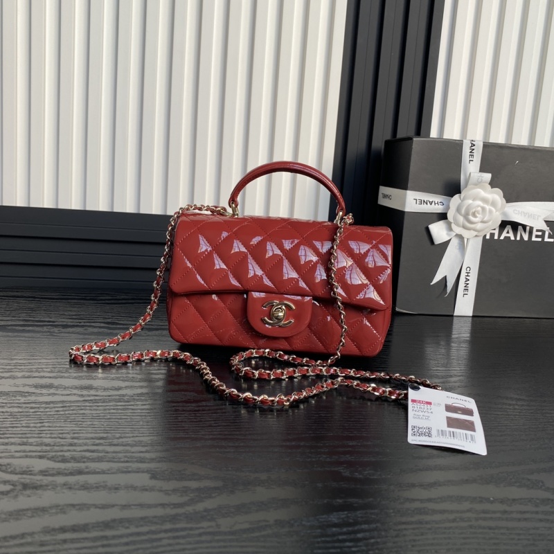 Красная лакированная сумка с цепочкой Chanel