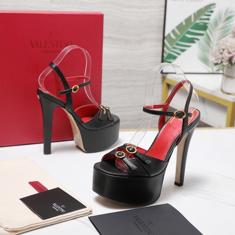 Женские черные лакированные босоножки на высоком каблуке с платформой Valentino Garavani