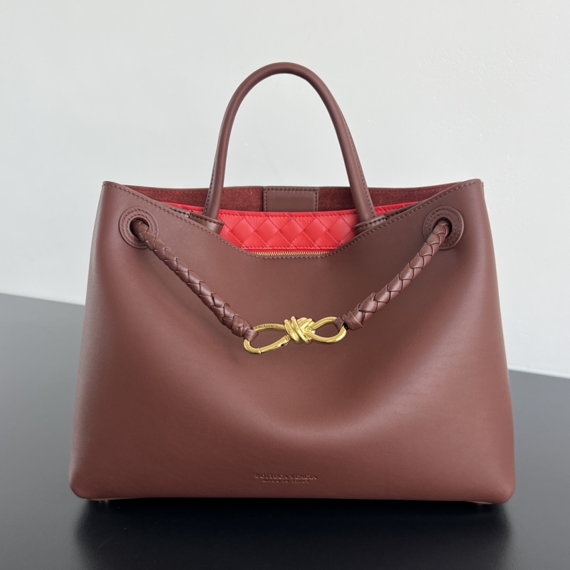 Сумка Bottega Veneta Andiamo из гладкой кожи