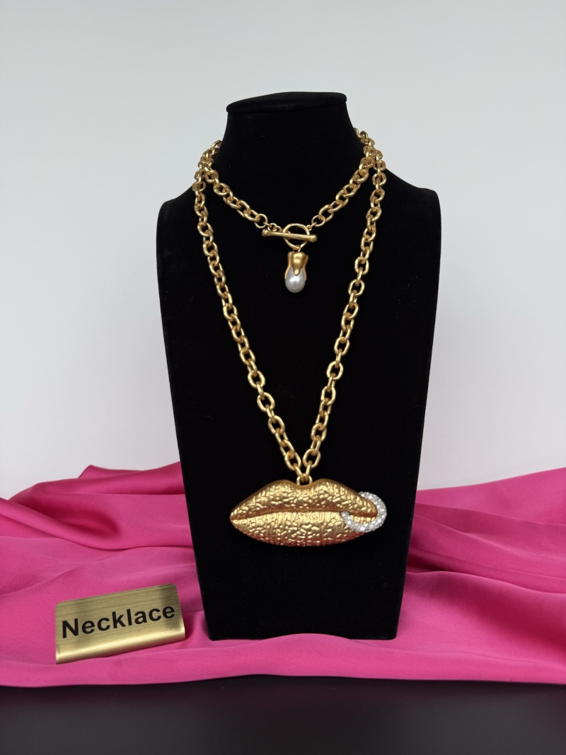 Золотистое колье с подвеской в виде губ Schiaparelli