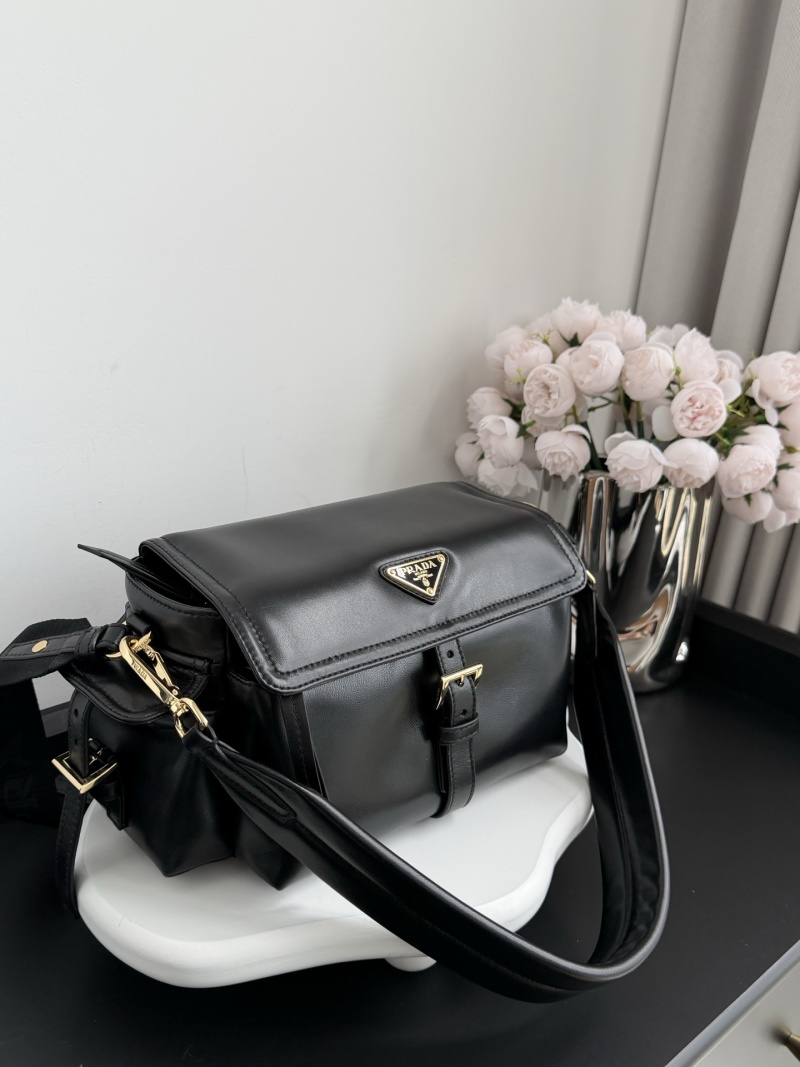 Чёрная сумка Prada из ламбры