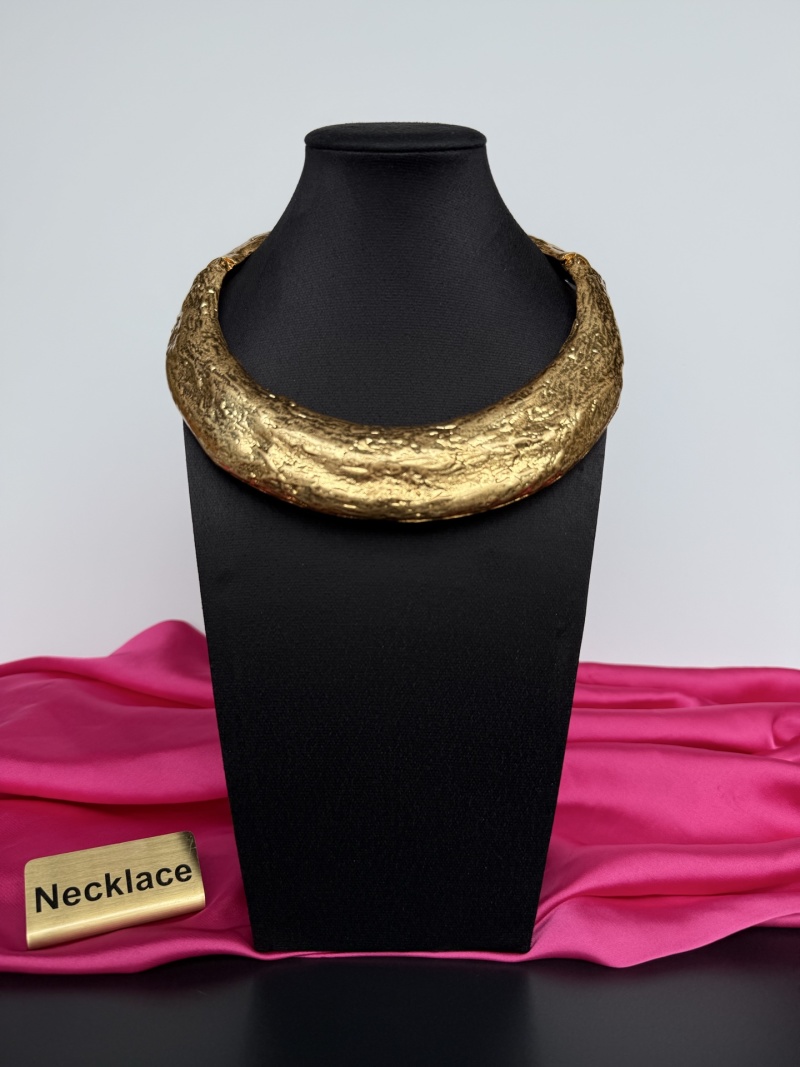Золотистое колье с фактурной поверхностью Schiaparelli