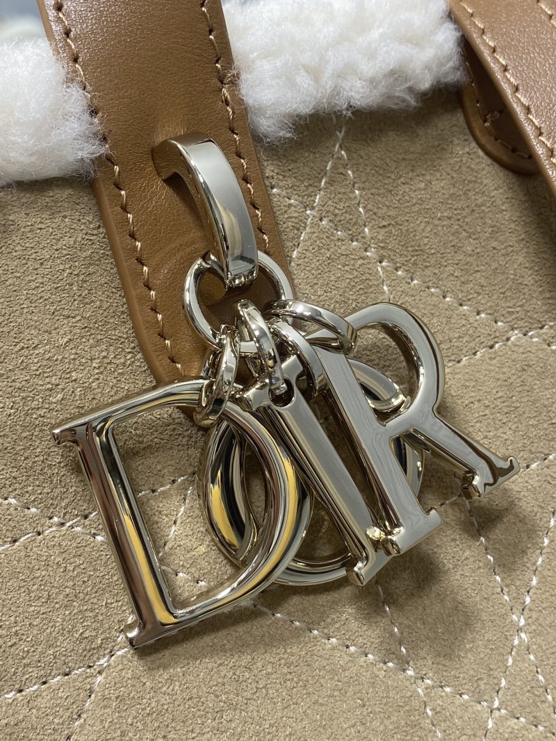 Сумка Dior с меховой отделкой