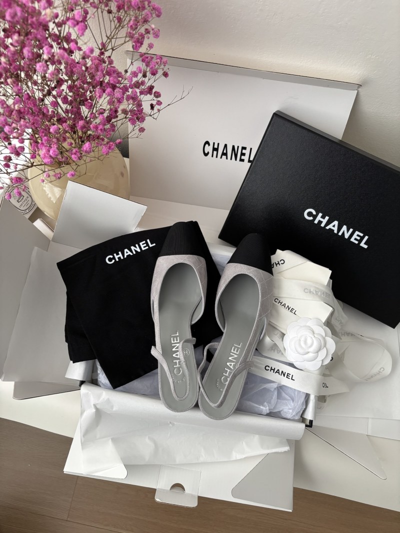 Женские туфли серебристого цвета с черным мысом на устойчивом каблуке Chanel