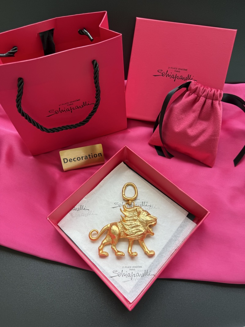 Золотистый кулоны в виде льва Schiaparelli