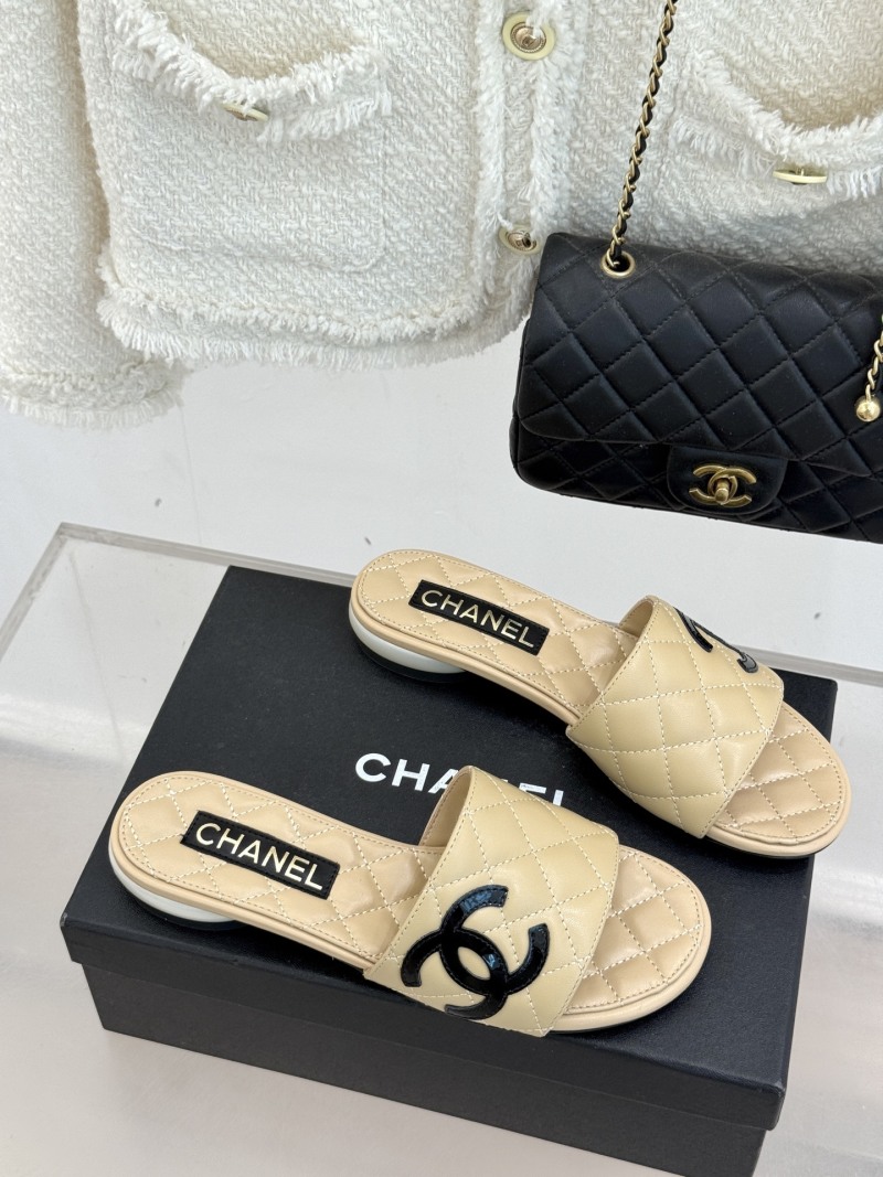 Женские слайды с жемчужным каблуком и логотипом Chanel