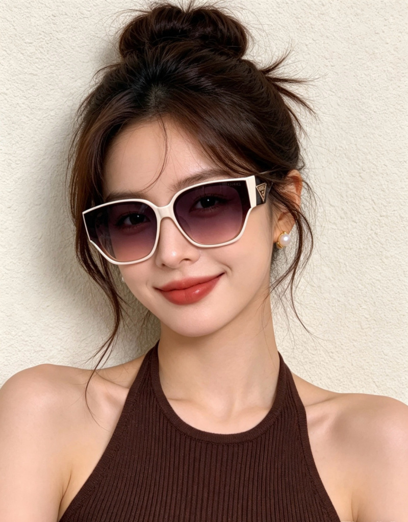Солнцезащитные очки Prada P5575
