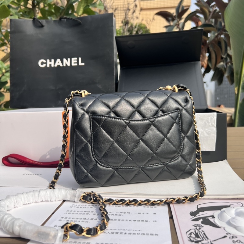 Сумка Chanel из кожи с жемчужной цепью
