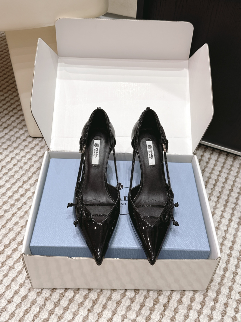 Женские туфли Prada с острым носком и лямкой
