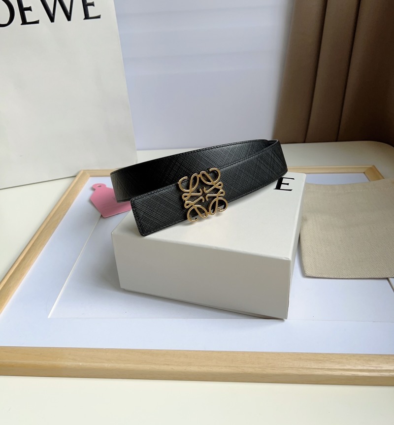 Черный кожаный ремень с декоративной пряжкой Loewe