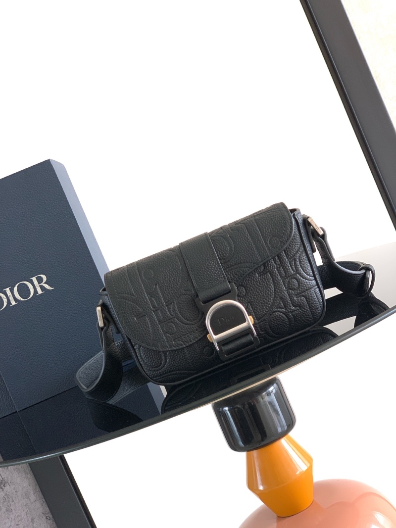 Черная сумка Dior Saddle с ремнем