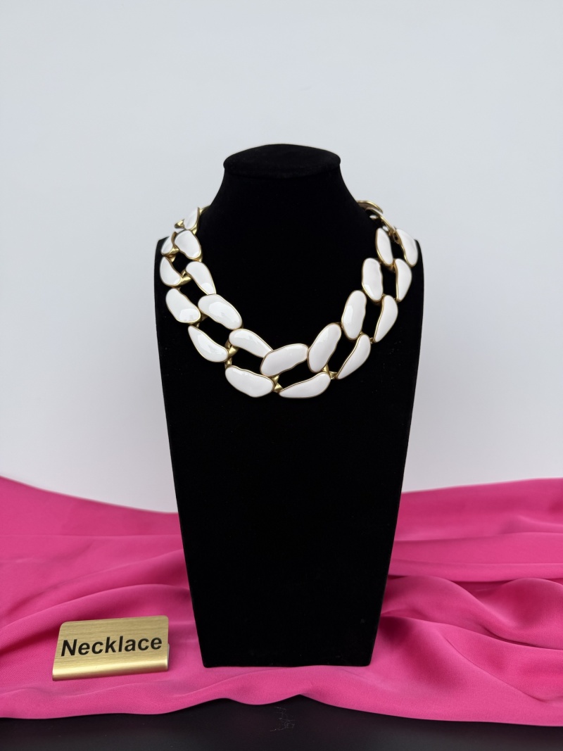 Наручное колье с белыми пластиковыми элементами Schiaparelli