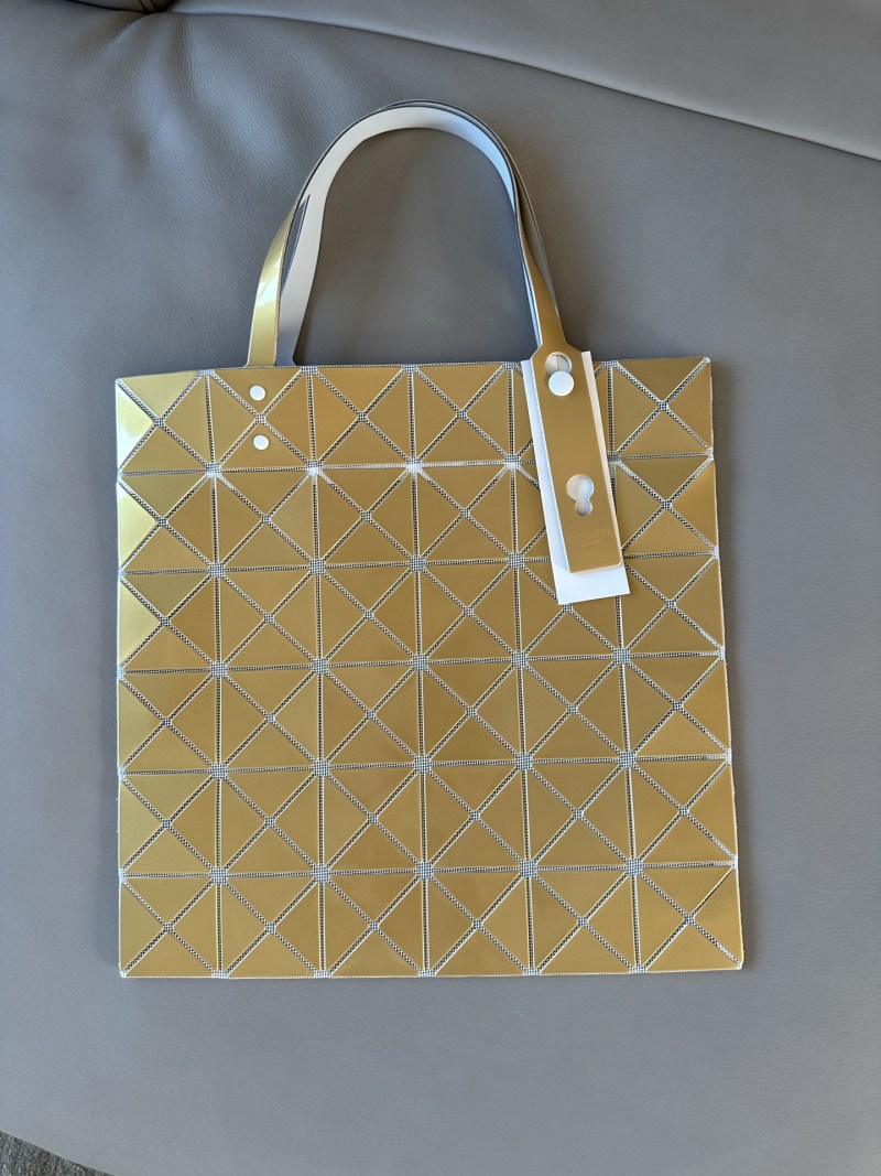 Золотая складная сумка Issey Miyake
