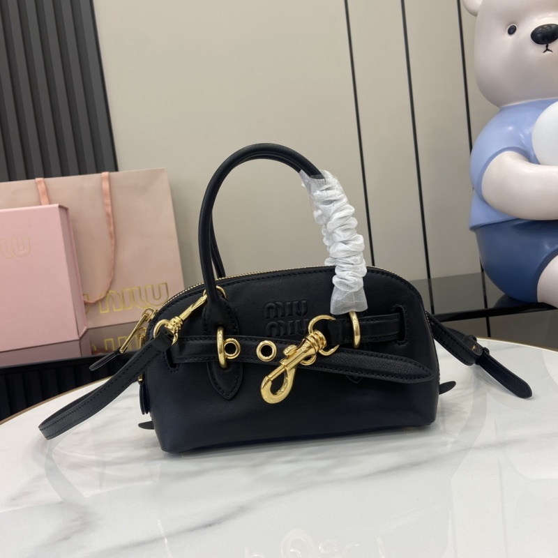 Черная сумка Miu Miu с золотой фурнитурой