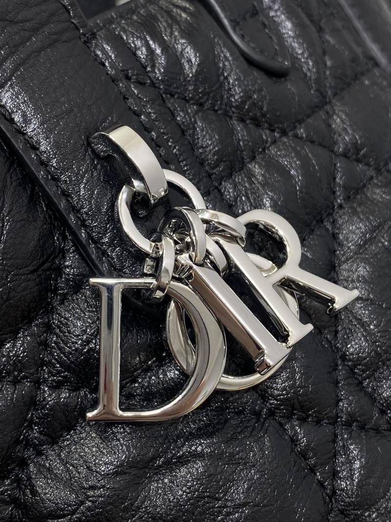 Черная сумка Dior с логотипом
