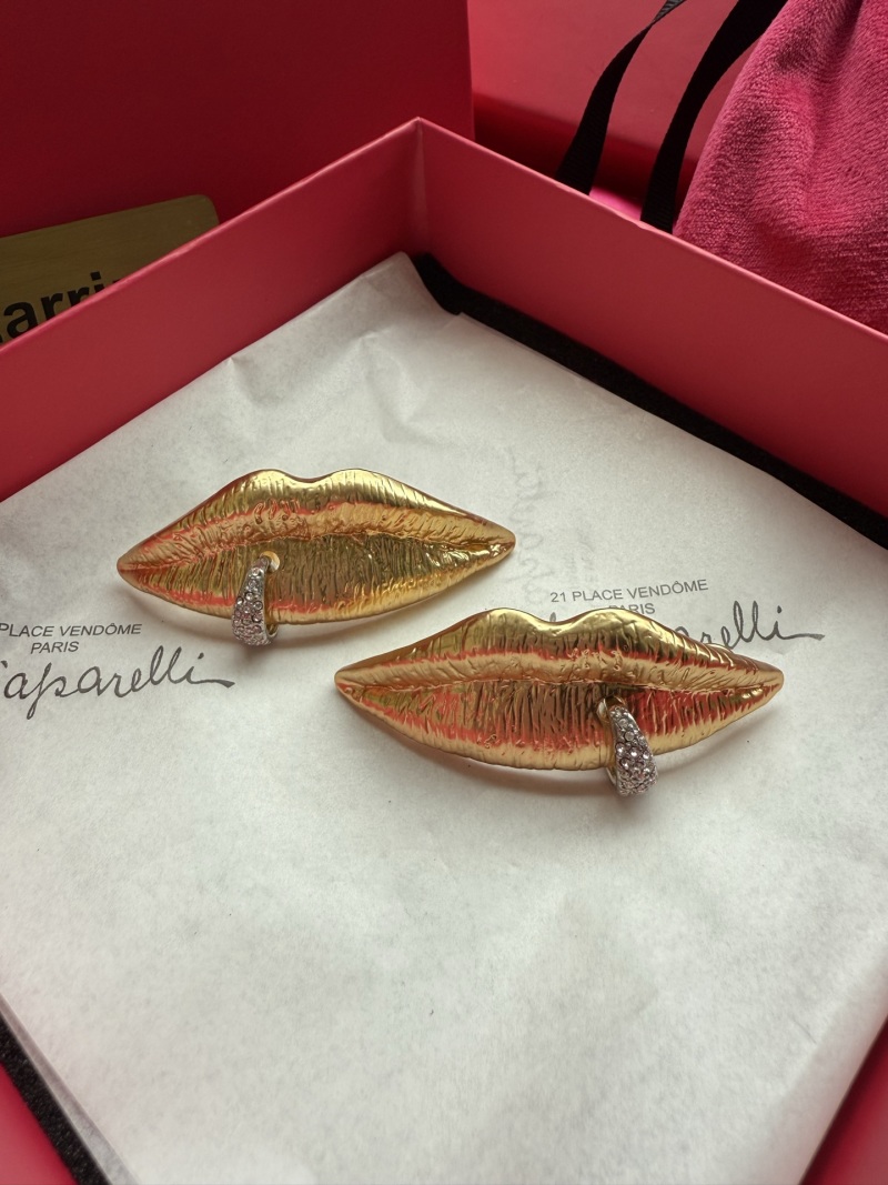 Серьги в виде губ Schiaparelli