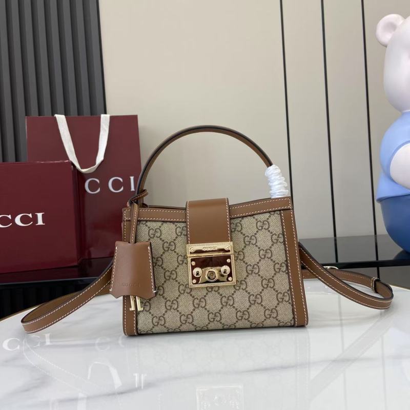 Сумка Gucci с монограммой и замком