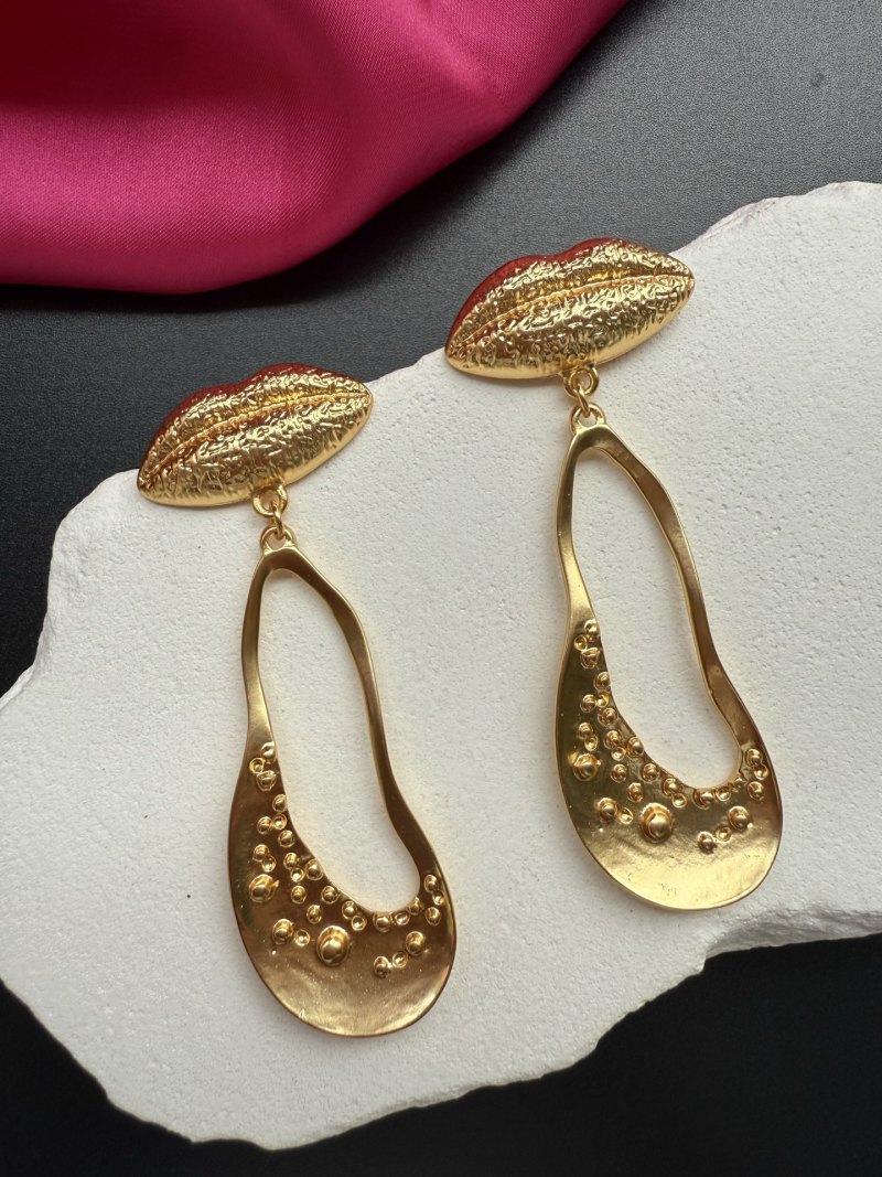 Золотистые серьги в форме губ Schiaparelli
