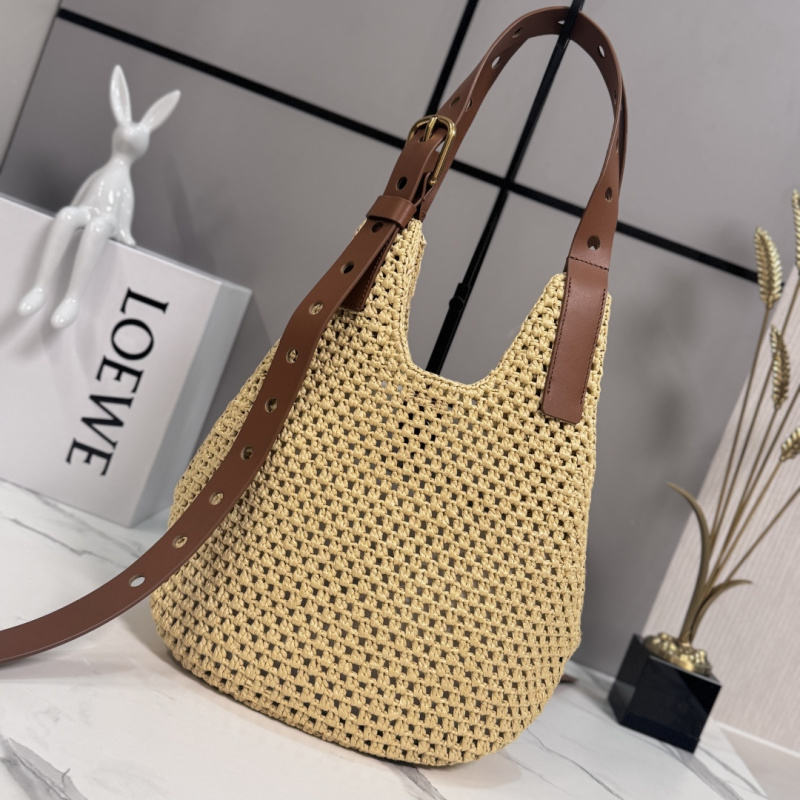 Сумка Loewe из ротанга с кожаной ручкой