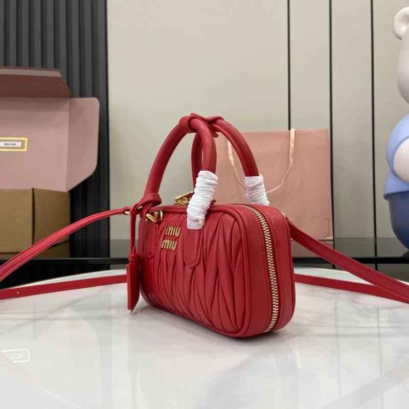 Мини-сумка Miu Miu красная с ручкой