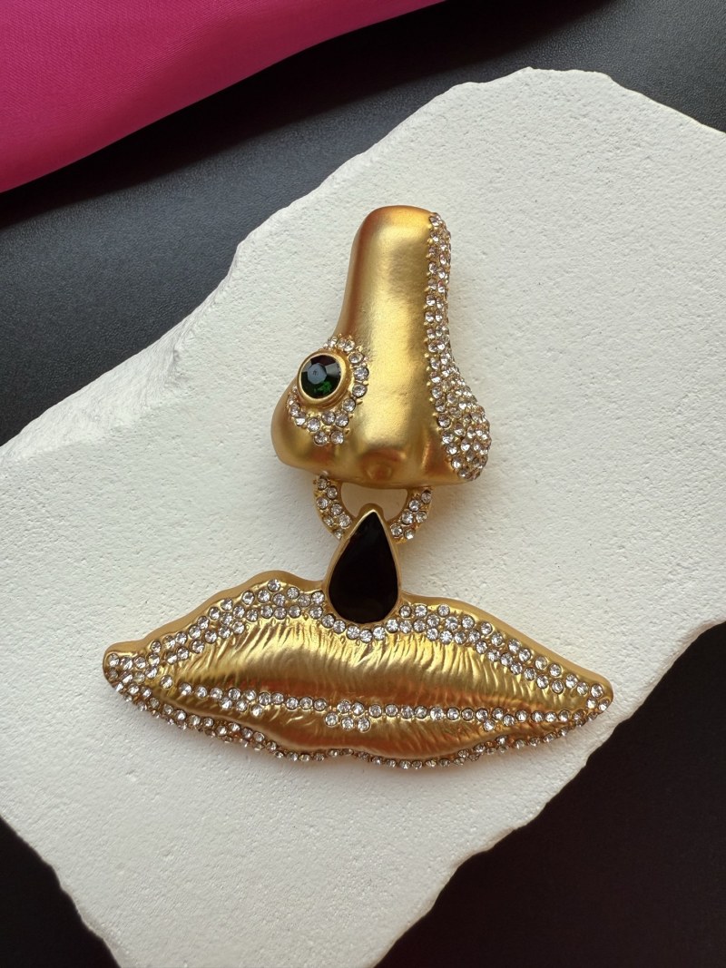 Брошь Schiaparelli в виде губ с кристаллами