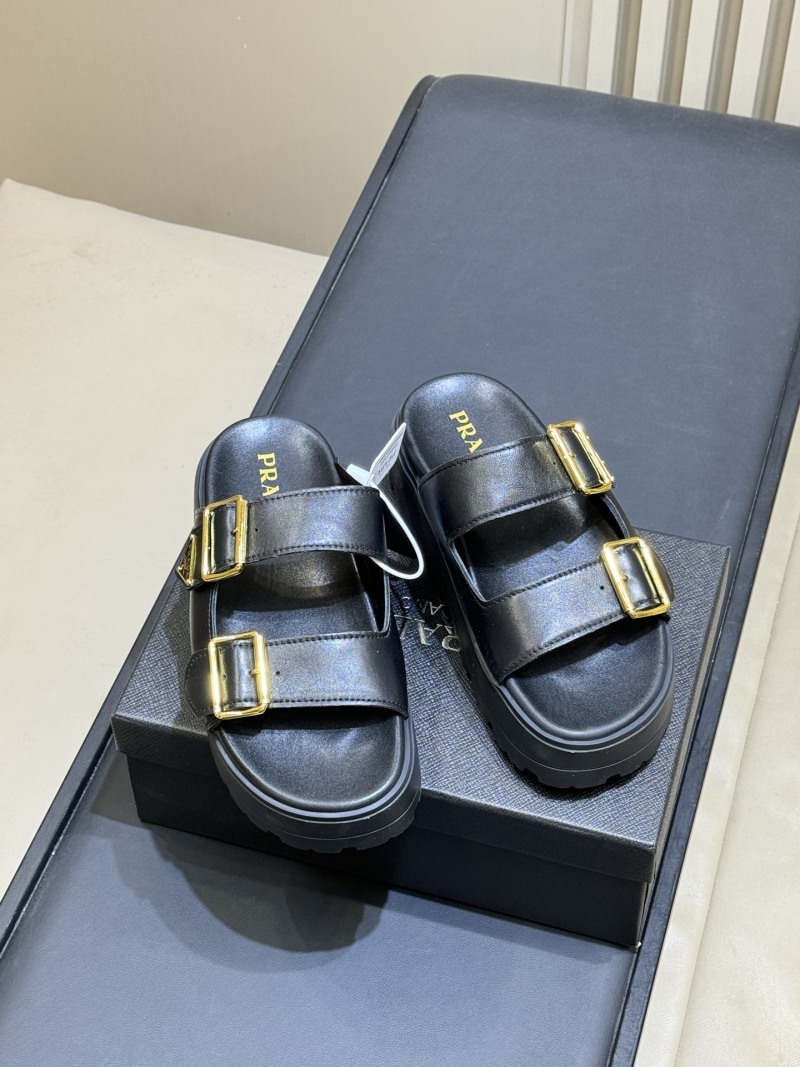 Женские черные босоножки на толстой подошве Prada