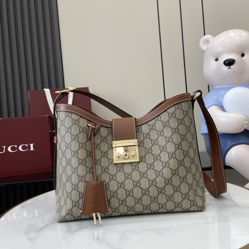 Сумка Gucci с замком и монограммой
