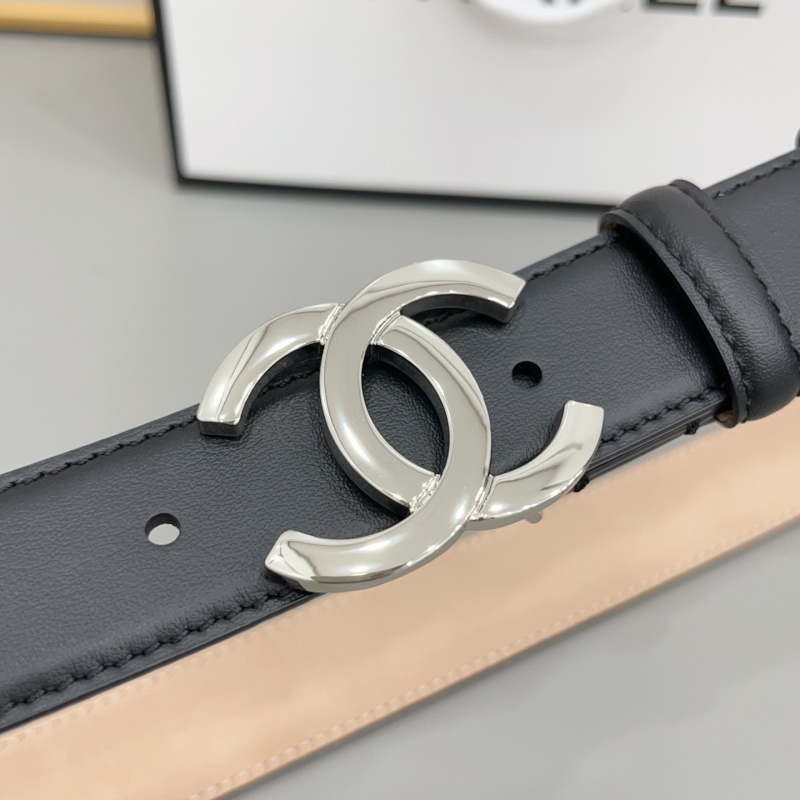 Ремень кожаный женский с декоративной пряжкой Chanel
