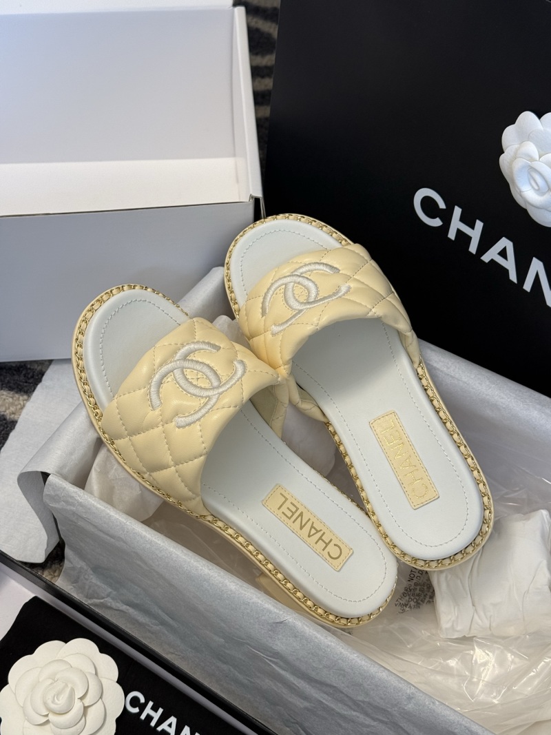 Сланцы Chanel из телячьей кожи с кэнон