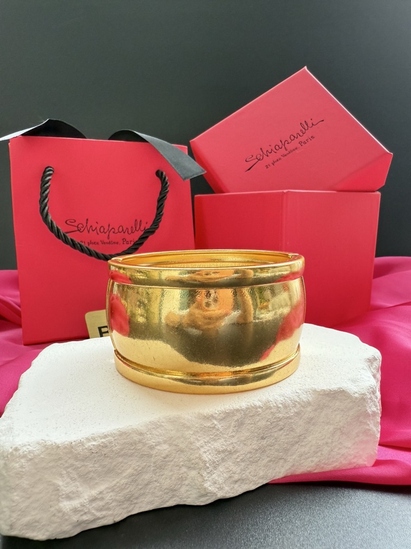 Золотистый браслет Schiaparelli