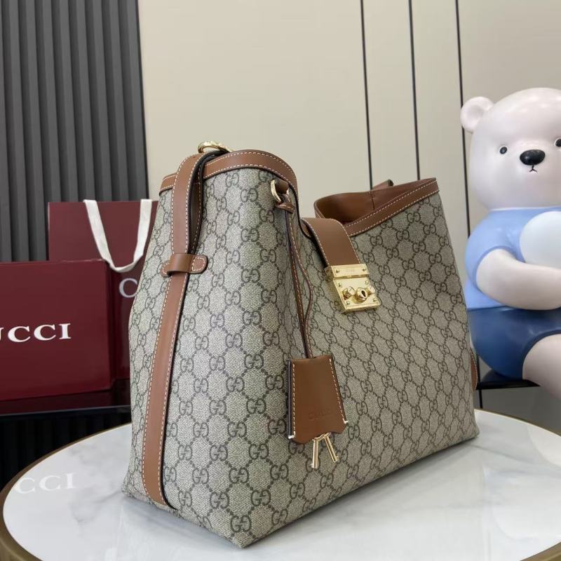 Сумка Gucci с замком и монограммой
